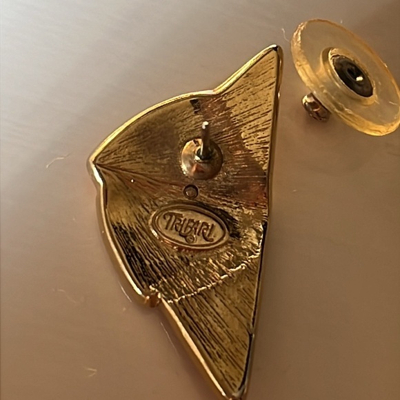 Vintage Trifari Pink & Cream Enamel Geometric Fan Earrings Gold Tone Pierced - Picture 4 of 9